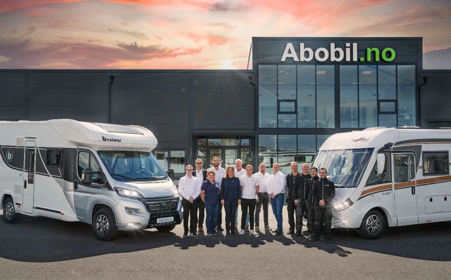 Ansatte hos Abobil foran butikken på Bryne