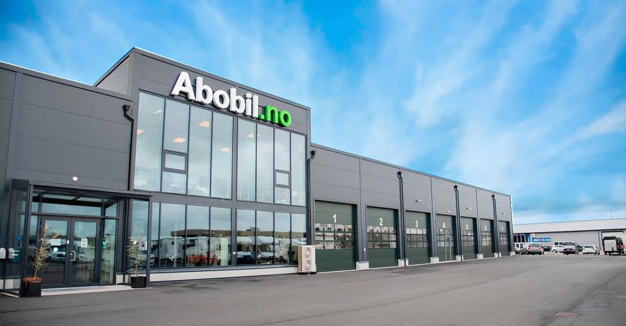 Ansatte hos Abobil foran butikken og bobilene på Bryne