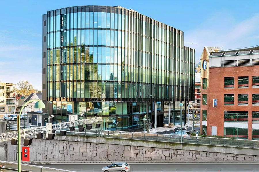 Glassfasaden på kontorbygget til Tofte Hald i Kristiansand